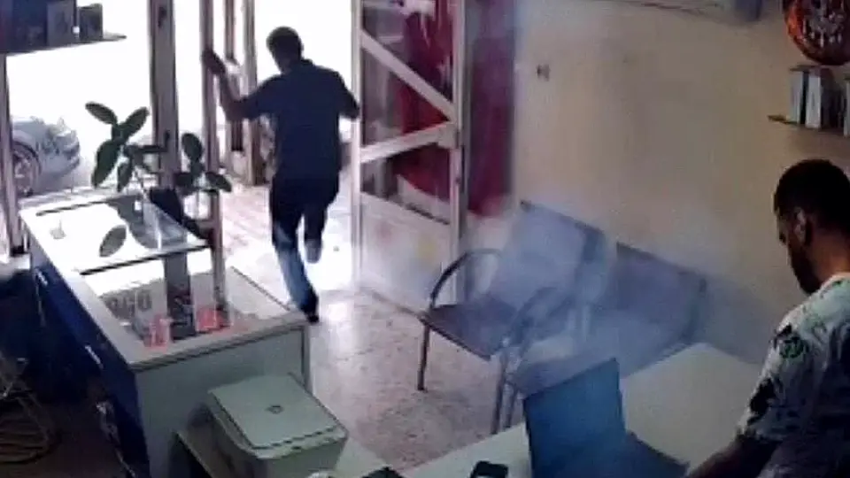 Tamir Edilen Cep Telefonu Bataryası Alev Alıp Patladı