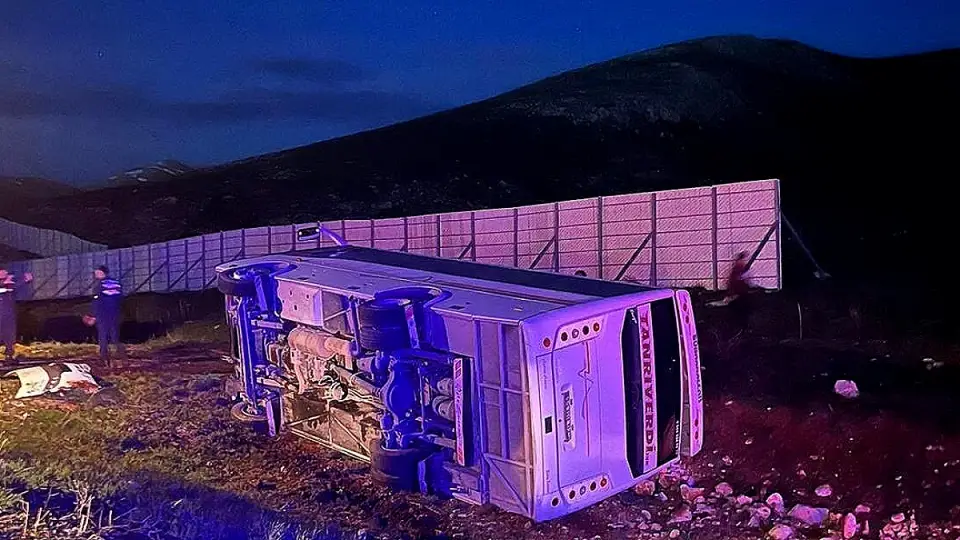 Taraftarları Taşıyan Midibüs Devrildi: 18 Yaralı