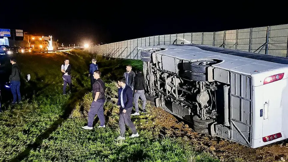 Taraftarları Taşıyan Midibüs Devrildi: 25 Yaralı