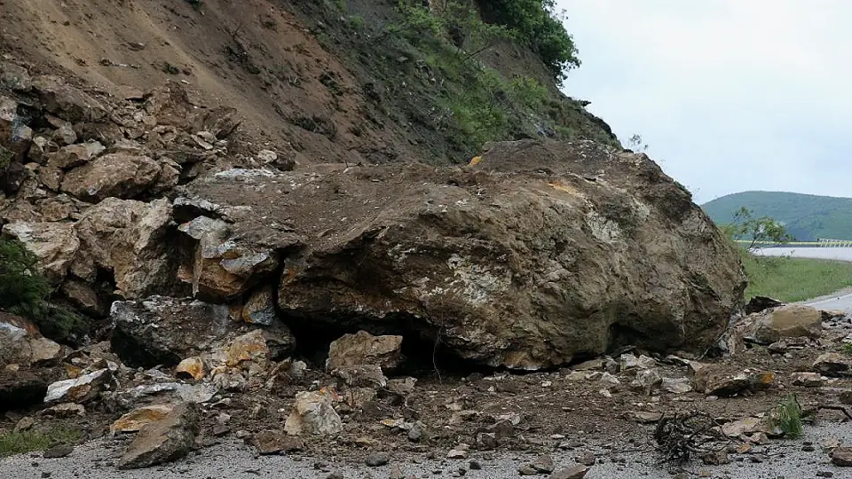 Tokat-Çat kara yolu heyelan nedeniyle ulaşıma kapandı