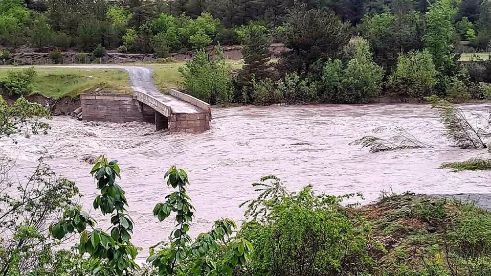 Tokat'ta Barajlardan Salınan Su Nedeniyle Köprüde Kayma Meydana Geldi