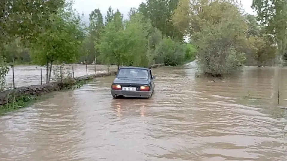 Tokat'ta Çekerek Irmağı Taştı: Köylerde Ulaşım ve Tarım Durma Noktasına Geldi