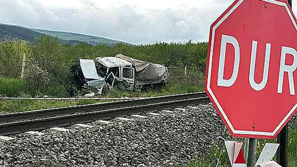 Tren kamyonete çarptı: 1 kişi hayatını kaybetti, 3 kişi yaralandı