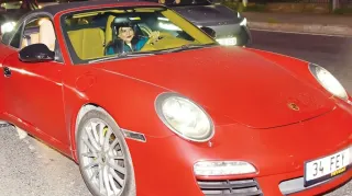 Feyza Civelek'in Lüks Otomobili Gündemde: Porsche 911 Cabriolet'nin Fiyatı ve Özellikleri