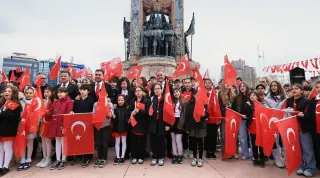 İBB Başkanvekili Nuri Aslan, 23 Nisan'da koltuğunu bir çocuğa devretti