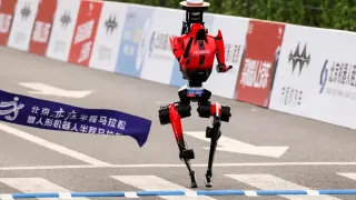 İnsansı Robot 'Lightning' Yarı Maraton Dünya Rekorunu Kırdı