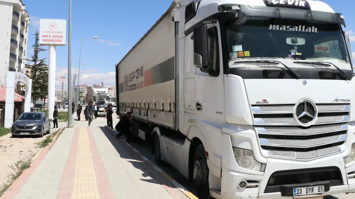 İran'a Tıbbi Yardım Malzemeleri Taşıyan 6 TIR Daha Gönderildi