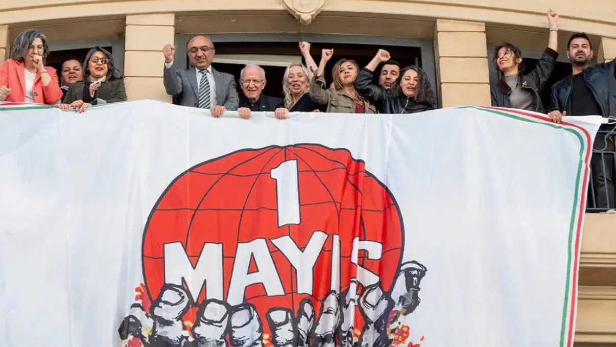 İstanbul Barosu'na 1 Mayıs Pankartı Asıldı: 'Halkın Ekmeğidir Adalet'