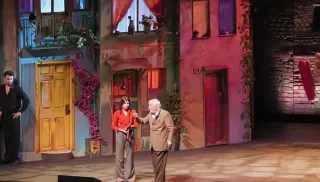 Müjdat Gezen Sahneden İndirilerek Hastaneye Kaldırıldı