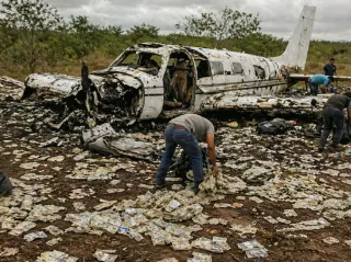 Paraguay'da 5 Milyon Dolar Taşıyan Uçak Düştü: Paralar Saçıldı, Halk Topladı