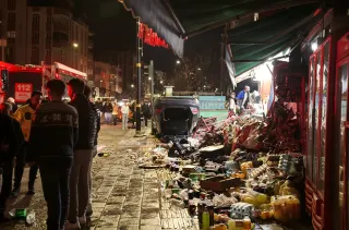 Sivas'ta Devrilen Otomobil İş Yerlerine Zarar Verdi