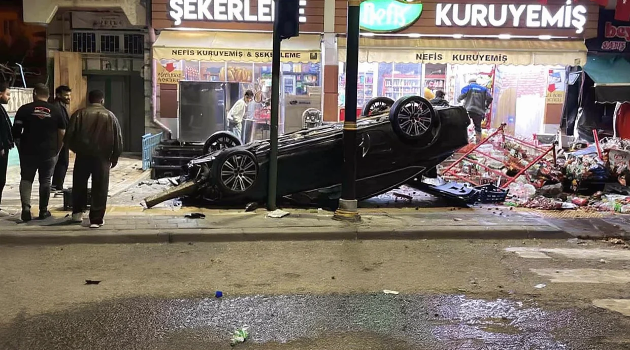 Sivas'ta Otomobil Market ve Kuruyemiş Dükkanına Çarptı: Maddi Hasar Oluştu