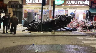Sivas'ta Otomobil Market ve Kuruyemiş Dükkanına Çarptı: Maddi Hasar Oluştu