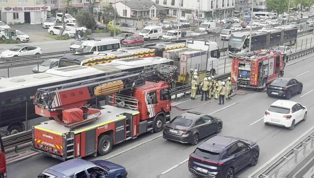 Avcılar'da Metrobüs Hattında Yangın: Seferler Aksadı