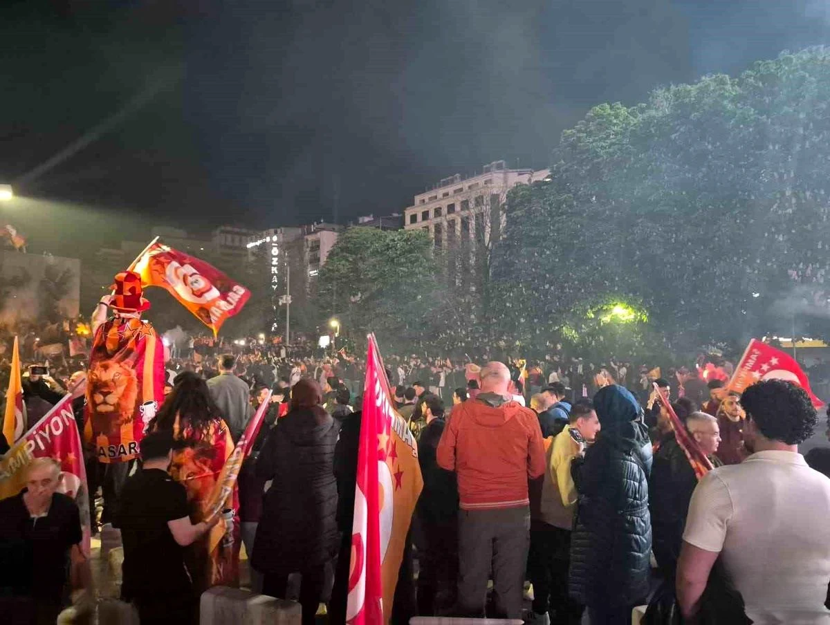 Galatasaray taraftarlarından şampiyonluk kutlaması