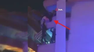 Balkondan Sarkan Şahıs Polis Tarafından Kurtarıldı