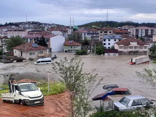 5 İlde Sağanak Etkili Oldu: Bodrum Katları ve Araçlar Sular Altında Kaldı