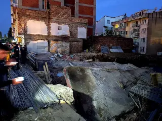 Balıkesir'de Temel Kazısı Sırasında 3 Katlı Bina Yıkıldı