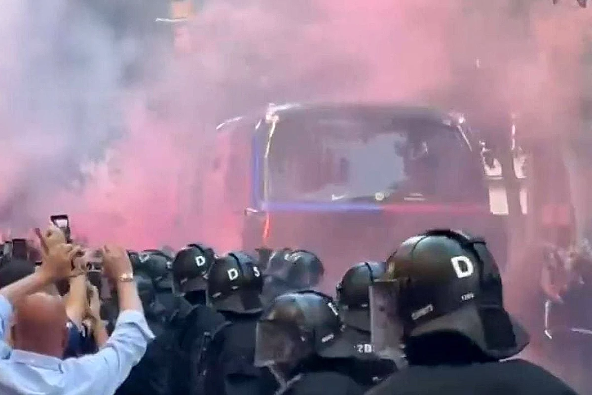 Barcelona Taraftarları Kendi Otobüslerini Taşladı