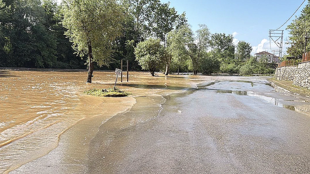 Bartın Irmağı'nda Su Seviyesi 2 Metre Yükseldi, 15 Ev ve İş Yeri Sular Altında Kaldı
