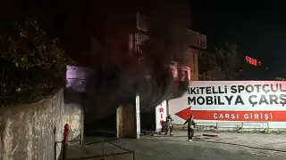 Başakşehir'de İş Yerinde Yangın: İtfaiye Ekipleri Müdahale Ediyor