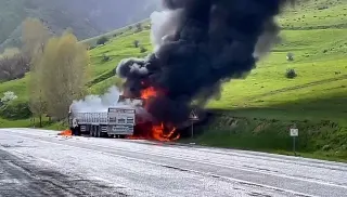 Bitlis'te Çıkan Yangında 2 TIR Şoförü Hayatını Kaybetti
