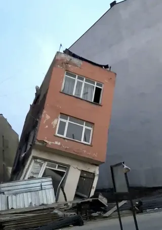 Erdek'te İnşaat Kazısı Nedeniyle 2 Katlı Bina Yıkıldı