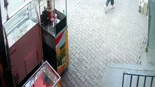 Esenler'de Kediye Bıçakla Zarar Veren Çocuklar, Uyaran Kadına Saldırdı