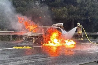 Esenyurt'ta Seyir Halindeki Otomobilde Yangın Çıktı