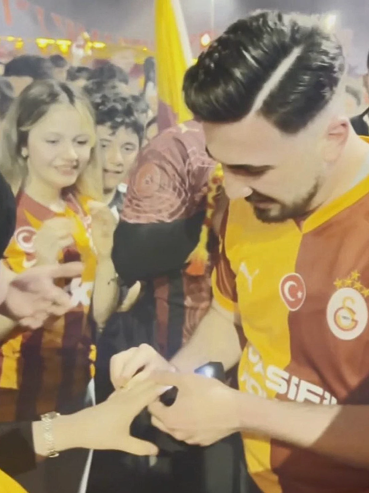 Galatasaray Taraftarı Şampiyonluk Kutlamasında Evlilik Teklifi Etti