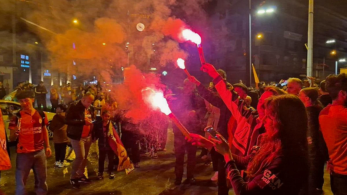 Galatasaray Taraftarlarından Şampiyonluk Kutlaması