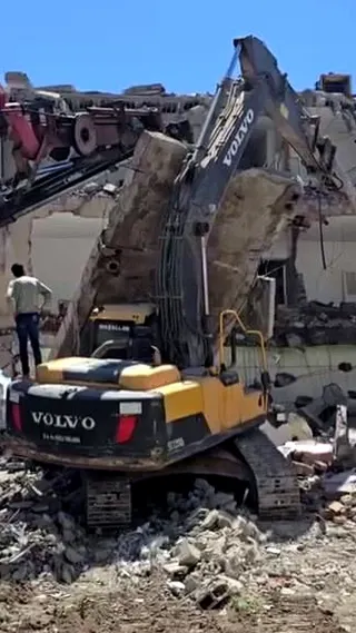 Kahta'da Yıkım Sırasında İş Makinesinin Üzerine Beton Bloğu Düştü