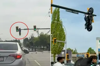 Kanada'da Trafik Işığında Asılı Kalan Motosiklet Şaşkınlık Yarattı