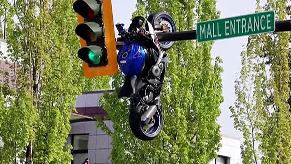 Kanada'da Trafik Lambasına Asılı Kalan Motosiklet Kamerada
