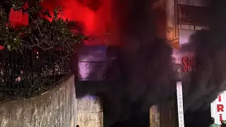 Kolonya İmalathanesinde Yangın: Bir İtfaiye Eri Yaralandı