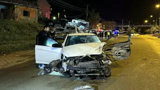 Park Halindeki Çekiciye Çarpan Otomobilde 1 Kişi Öldü, 1 Kişi Yaralandı