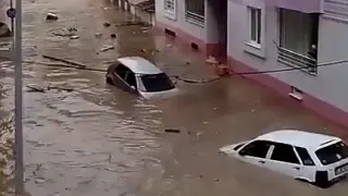 Samsun'da Sağanak Sele Dönüştü: Ev ve İş Yerleri Sular Altında Kaldı