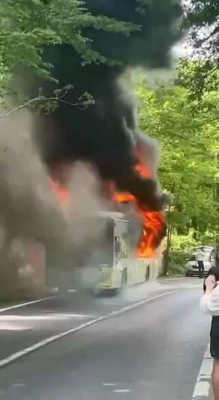Sarıyer'de İETT Otobüsü Motor Kısmından Alev Aldı
