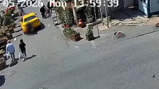 Şişli'de Geri Manevra Yapan Taksi, Yürüyen Kadının Altında Kaldı
