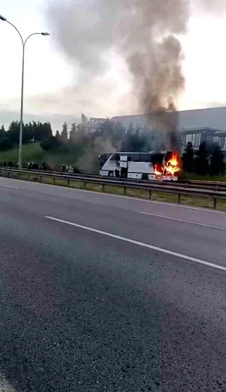 TEM Otoyolu'nda Yolcu Otobüsü Alev Aldı