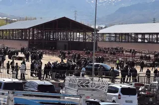 Van'da Hayvan Pazarında Çıkan Silahlı Kavgada 1 Kişi Hayatını Kaybetti, 13 Yaralandı