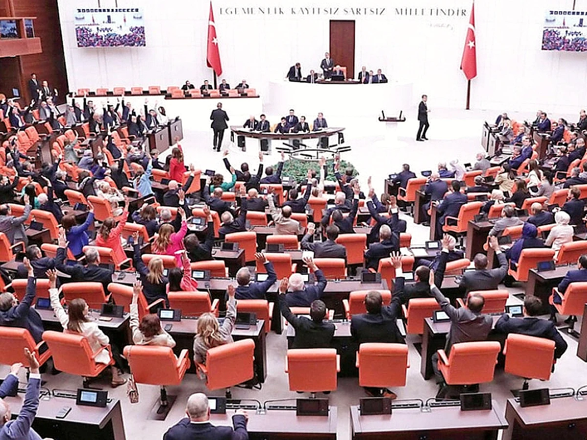 Varlık Barışı Yasası TBMM'de Kabul Edildi: Kara Para ve Faiz Sarmalı Endişeleri Dile Getirildi